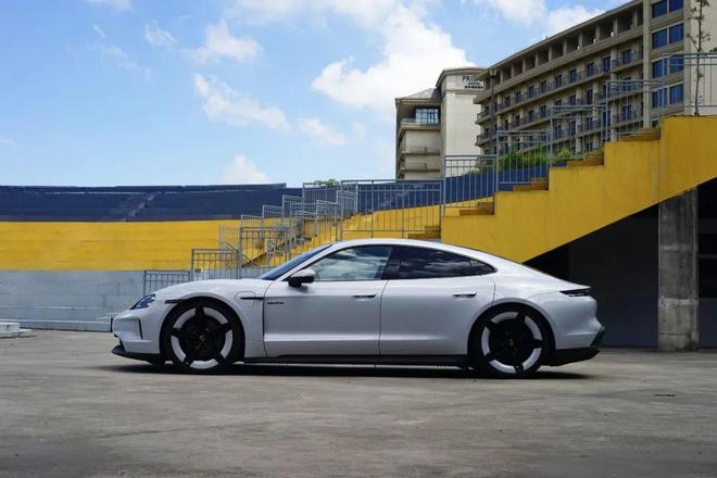 需多言保时捷Taycan 4澳门新葡京入口【路试】强者无(图14)